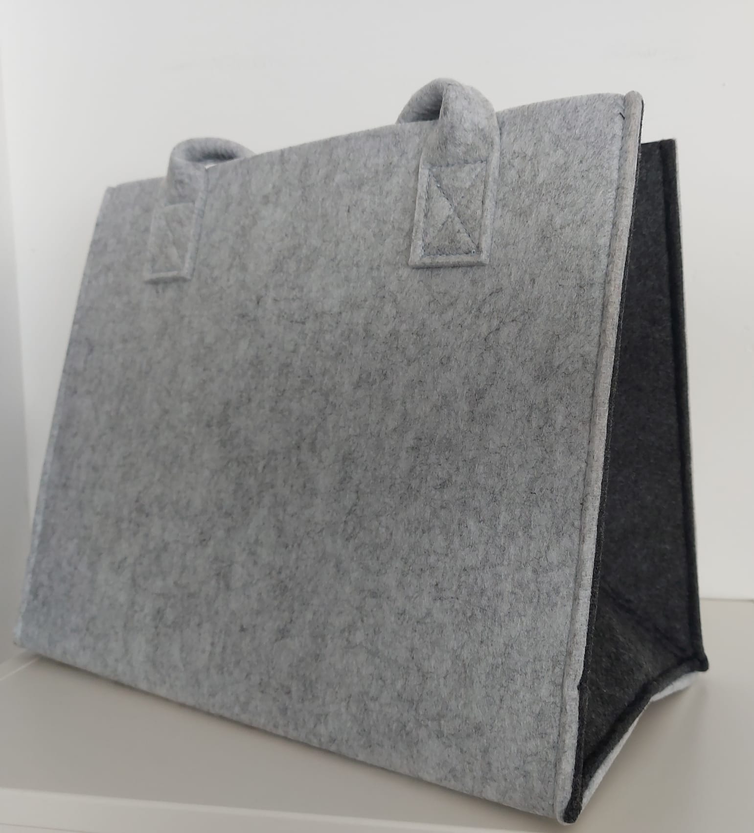 Filztasche Nr 10 hellgrau mit anthrazit Kontrast