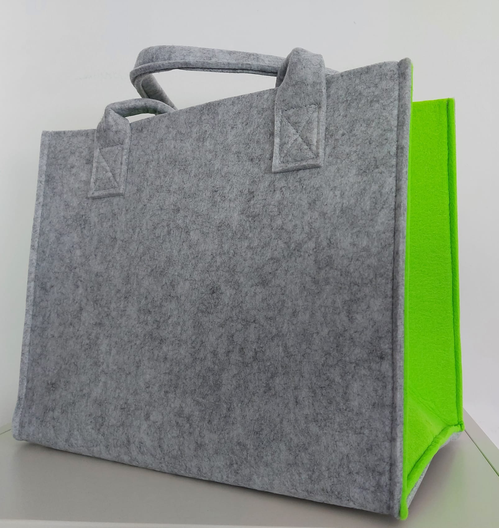 Filztasche Nr 10 hellgrau mit grün Kontrast